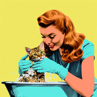mujer bañando a su gato