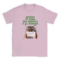 Camiseta júnior unisex estampado de gato "Sonrisa Obligada"