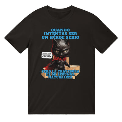 Camiseta unisex estampado de gato "Capa y Travesuras" Michilandia | La tienda online de los fans de gatos