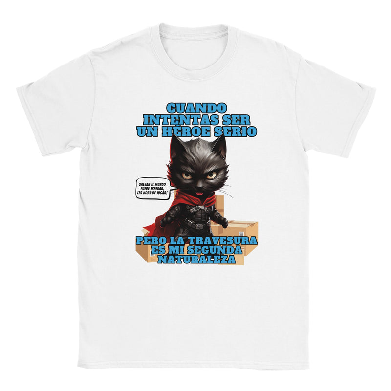 Camiseta unisex estampado de gato "Capa y Travesuras" Michilandia | La tienda online de los fans de gatos