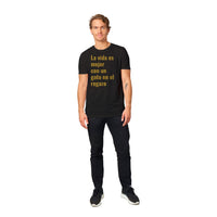 Camiseta unisex estampado de gato "En el regazo"