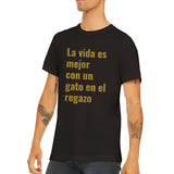 Camiseta unisex estampado de gato "En el regazo"