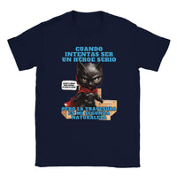 Camiseta unisex estampado de gato "Capa y Travesuras" Michilandia | La tienda online de los fans de gatos