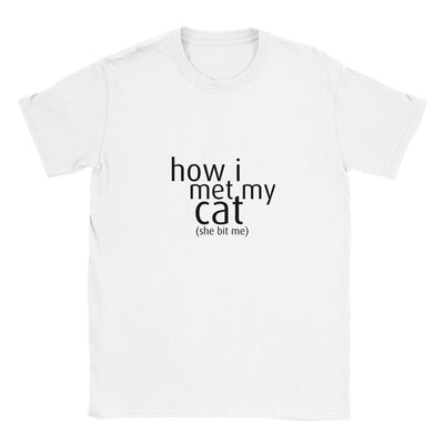 Camiseta Junior Unisex Estampado de Gato "Primer Mordisco" Michilandia | La tienda online de los fans de gatos